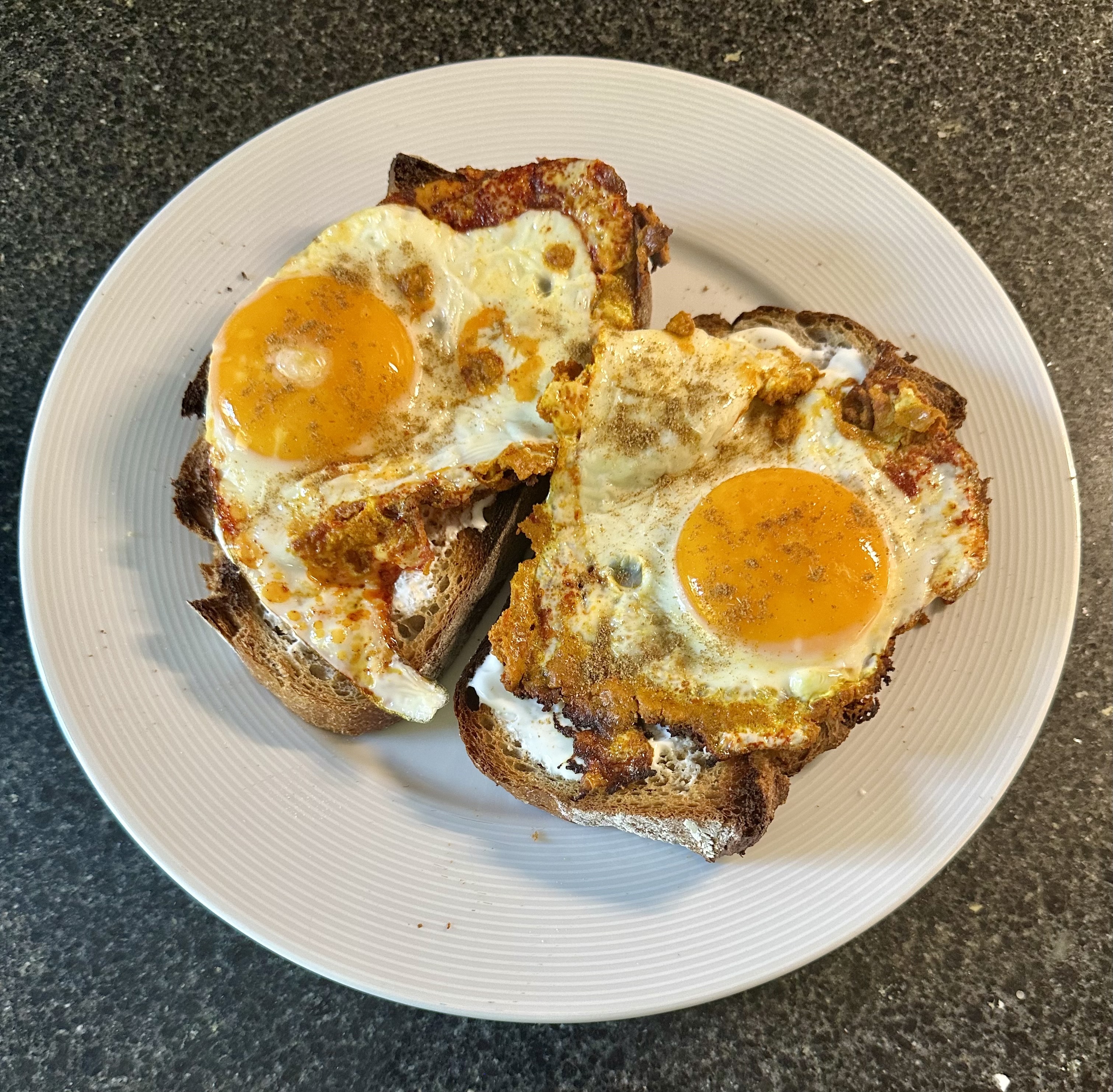 Harissa-Spiegelei auf Toast